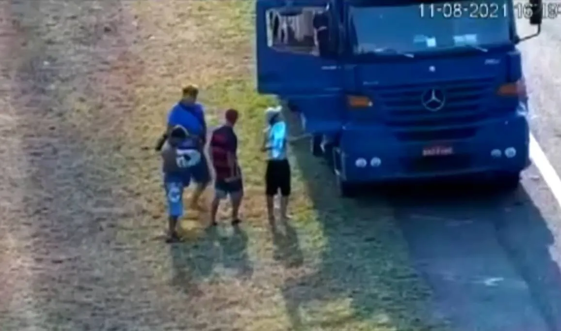 caminhoneiro sendo assaltado