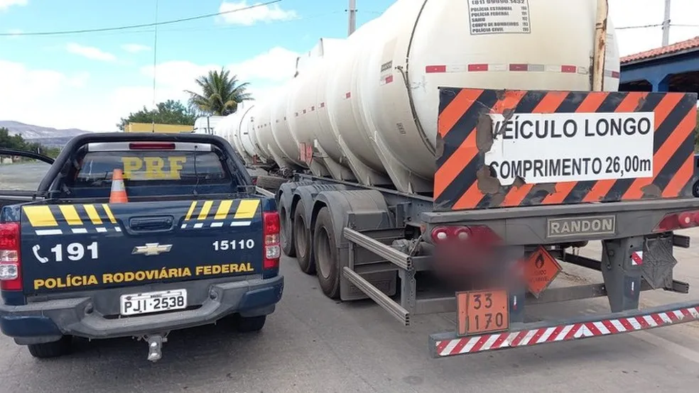 Caminhoneiro dirige sob efeito de álcool com carga inflamável
