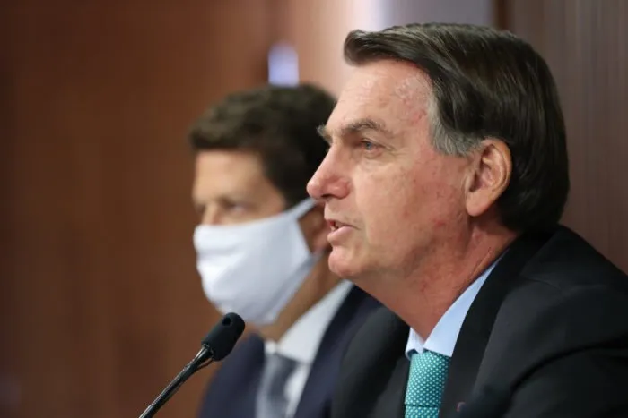 Bolsonaro atende pedido de caminhoneiros e reduz teor de biodiesel