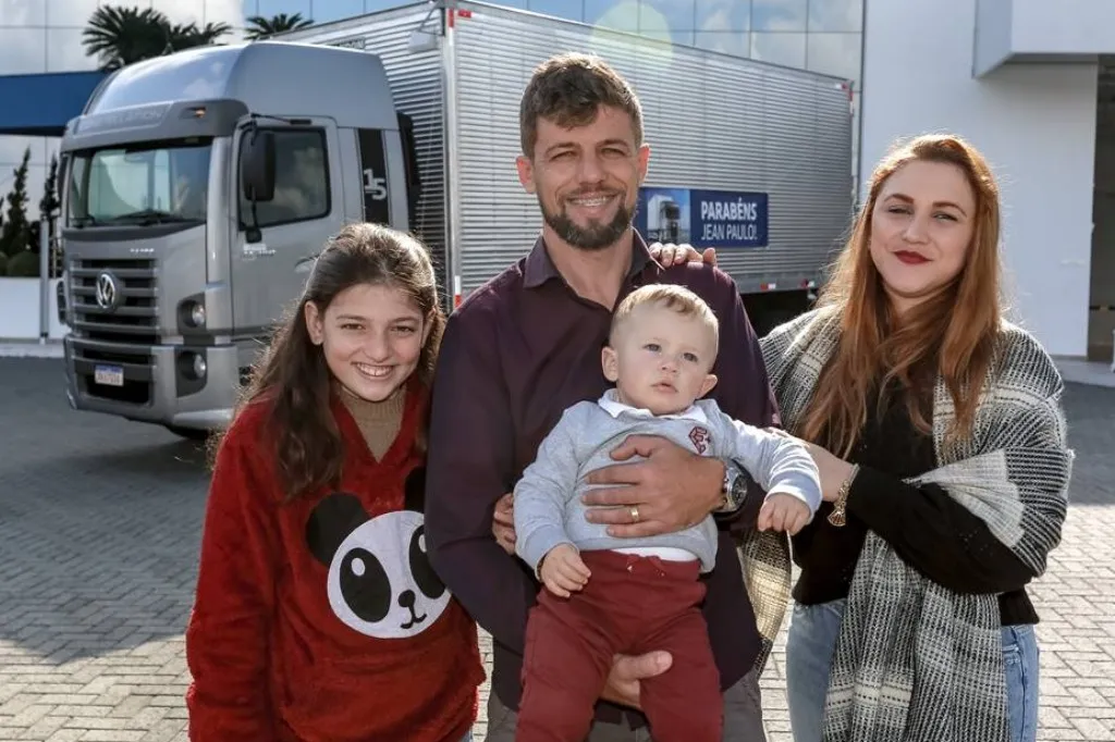 Caminhoneiro ganha veículo próprio em promoção feita pela Volkswagen