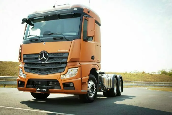 Caminhoneiros são convidados pela Mercedes Benz para test drive