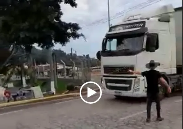 Caminhoneiro é pressionado a aderir a greve com pedras