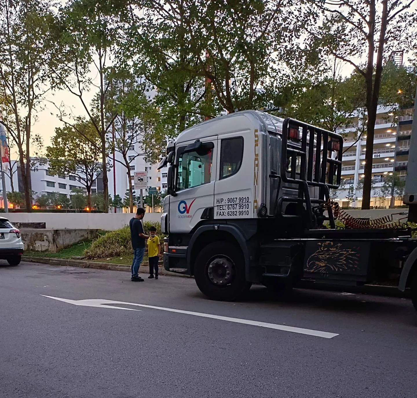 Caminhoneiro leva criança autista apaixonada por caminhão para passear