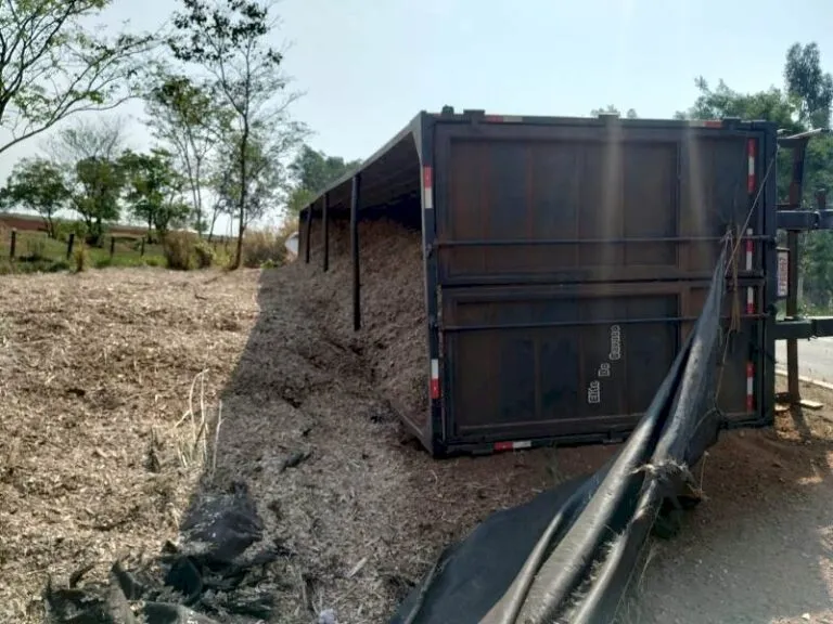 Tragédia anunciada: Carreta tomba e cabine é destruída