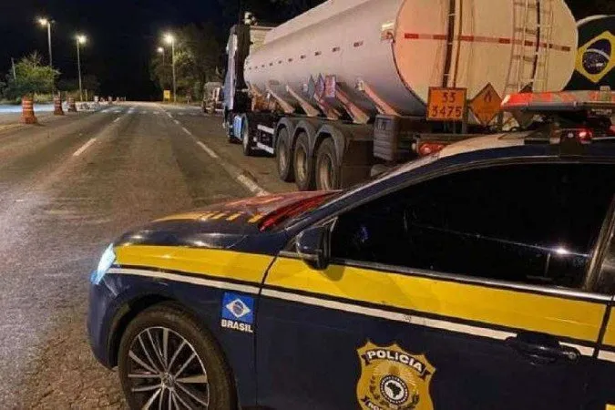 Caminhão carregado com 30 mil litros de gasolina irregular é apreendido pela PRF