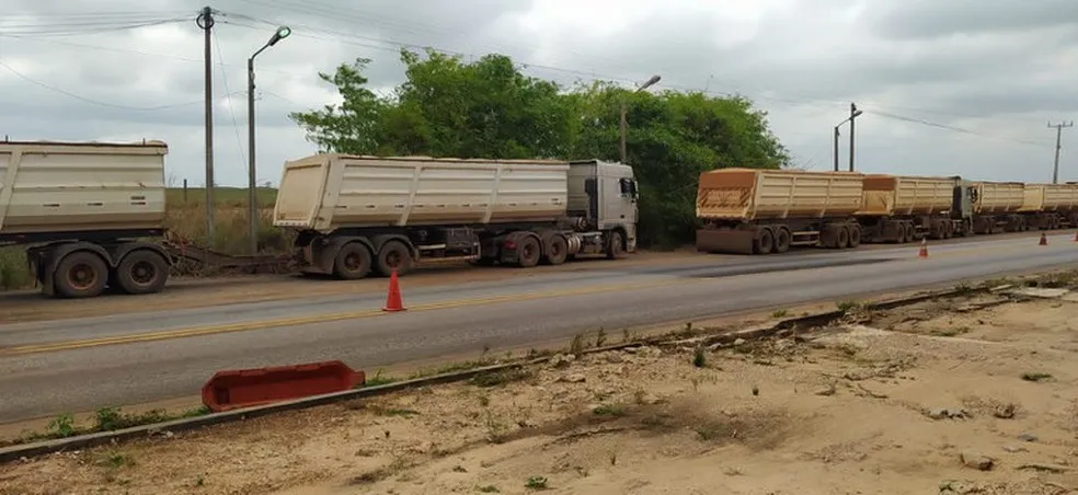 PRF apreende 03 carretas transportando minério de forma irregular