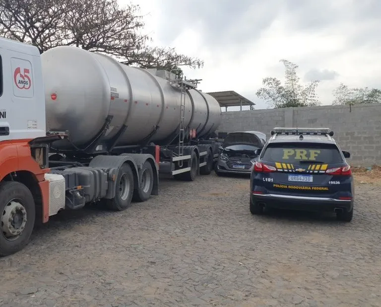 PRF descobre desvio de combustível e chama dono de transportadora no local