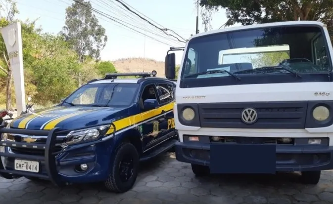 PRF recupera caminhão guincho furtado em 2015 no Rio de Janeiro