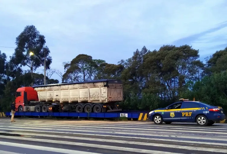 PRF flagra caminhão com 18 toneladas de excesso de peso na BR-280