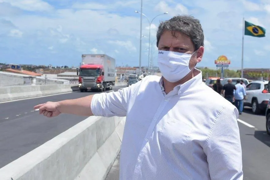 Ministro Tarcísio Freitas promete redução de 35% em pedágio na Nova Dutra
