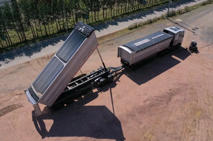 Volvo desenvolve caminhão que pode eliminar o descarregamento no tombador
