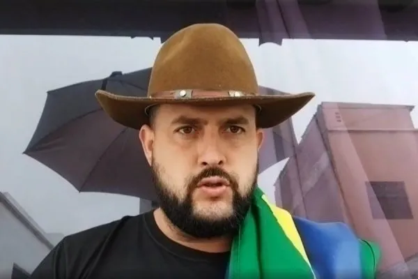 Sem dinheiro, Caminhoneiro Zé Trovão pretende voltar ao Brasil