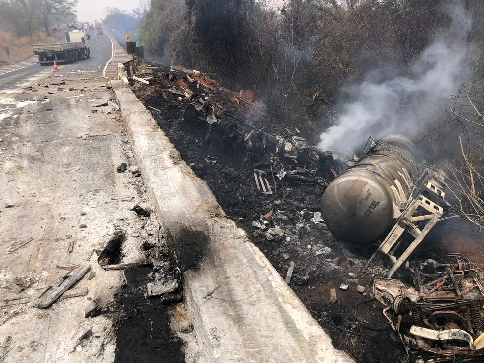 Tragédia: dois caminhoneiros morrem em grave acidente na BR-153