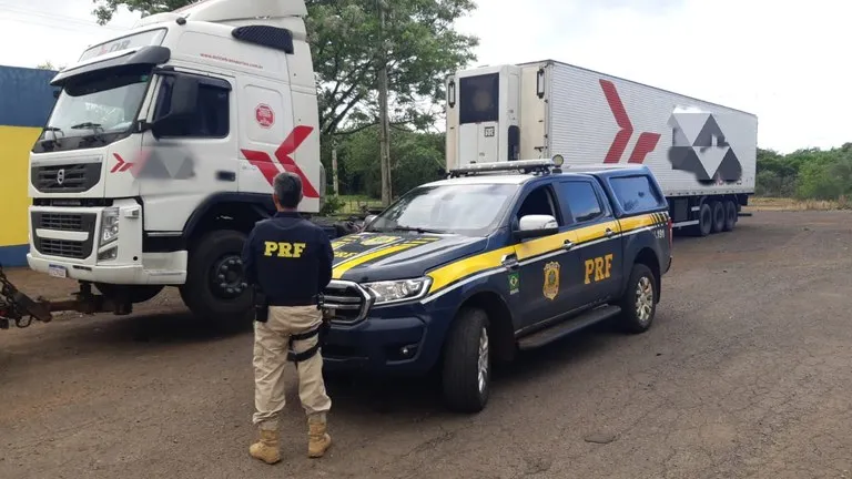 Caminhoneiro dirigindo embriagado é preso pela PRF