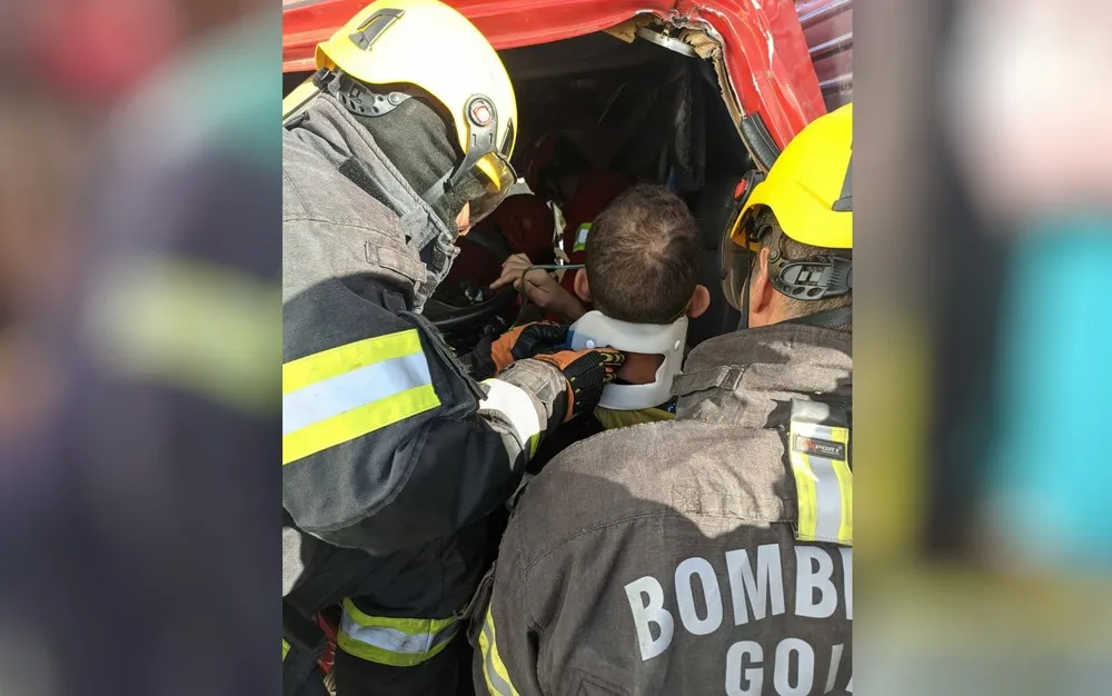 Caminhoneiro fica preso na cabine após acidente