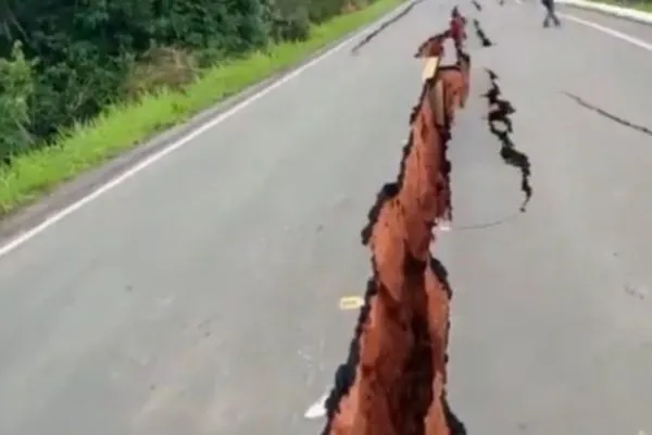 Cratera no meio do asfalto interdita BR-319 em Manaus, assista o vídeo