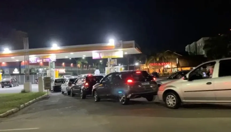Filas Em Posto De Combustivel