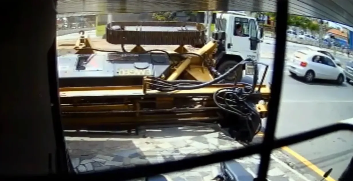 Máquina cai de caminhão guincho e quase provoca uma tragédia