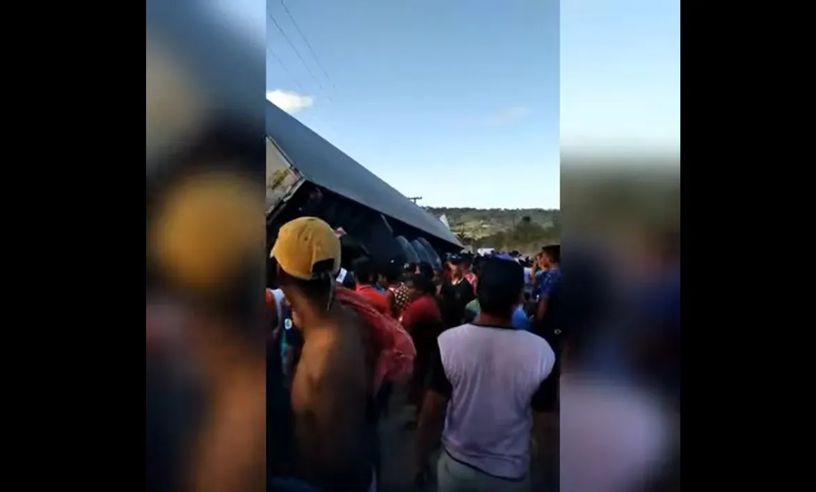 Mulher morre prensada com multidão saqueando carga de caminhão tombado