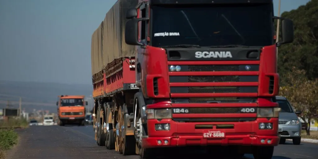 Agora é lei caminhoneiro terão 12 meses para cobrar o vale-pedágio indenizado