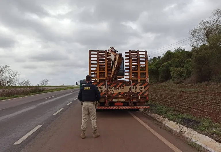 Transporte de escavadeira é impedido pela PRF
