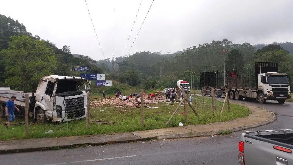 Caminhoneiro com clavícula quebrada tem carga de cerveja saqueada após acidente