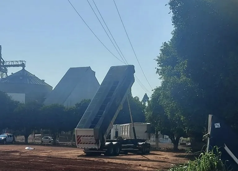 Caminhoneiro iria limpar caçamba morre após bascular caçamba em fios de alta tensão
