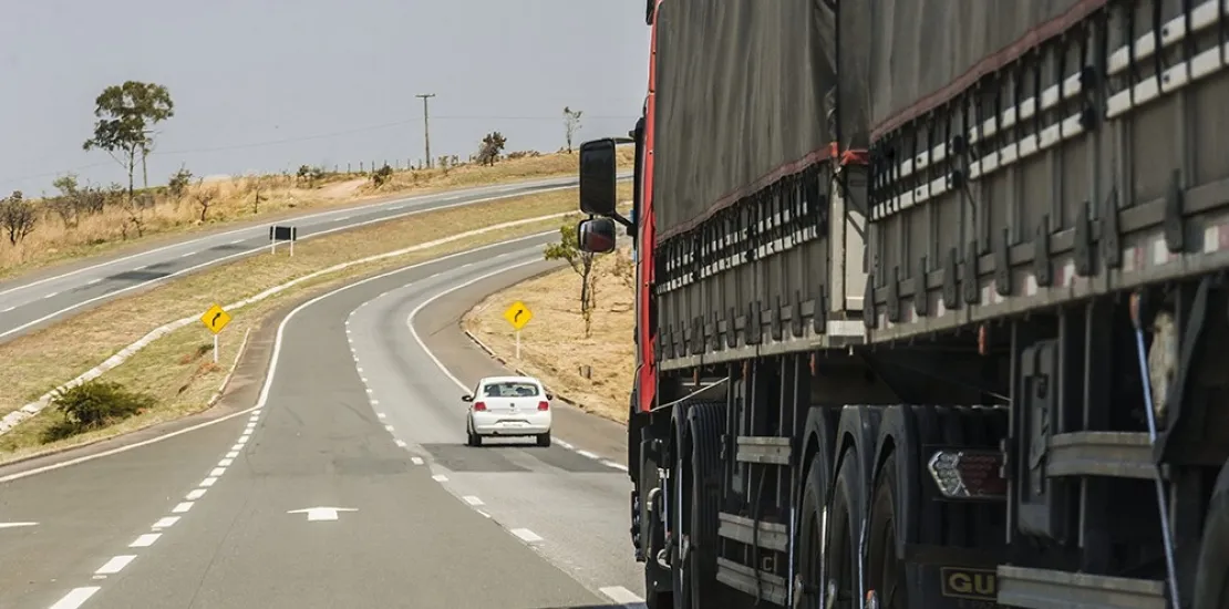 Caminhoneiro leva calote de R$ 27 mil após cair em golpe do falso frete