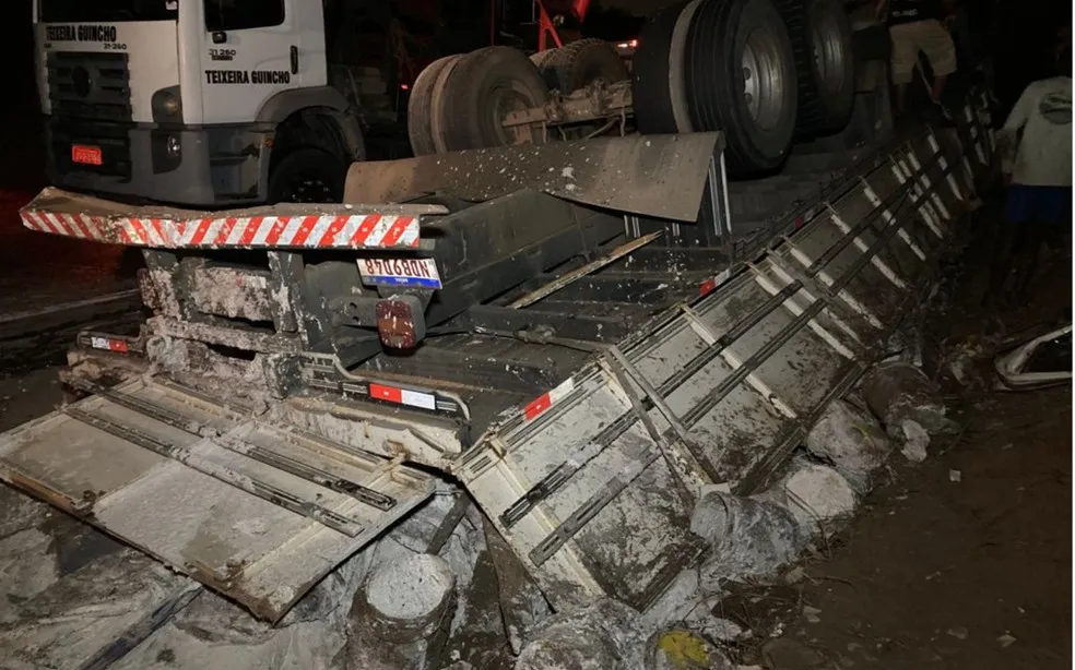 Caminhoneiro morre após perder o controle e tombar caminhão
