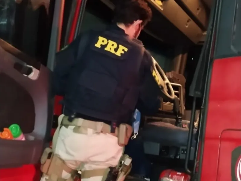 Caminhoneiro que dirigiu com um copo de caipirinha é preso fazendo zigue-zague