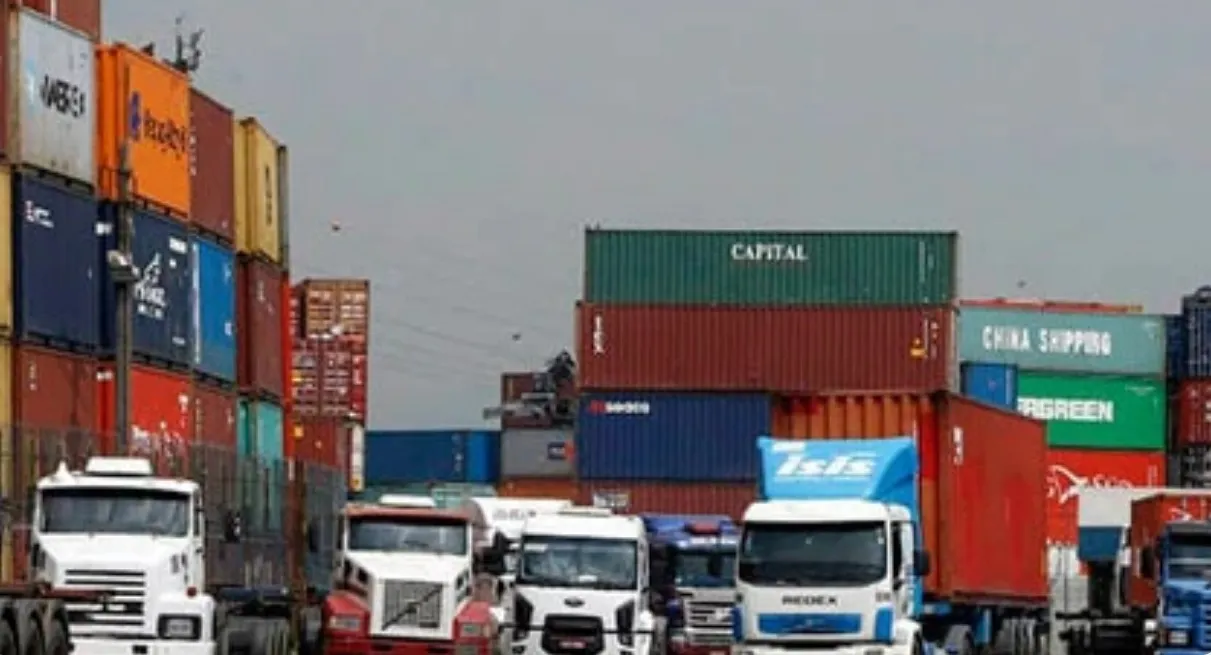 Com preço do diesel alto, transportadoras buscam caminhões elétricos ou a gás