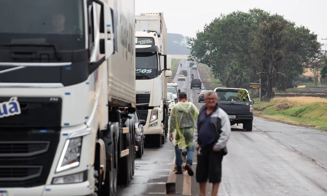 A pressão dos caminhoneiros aumenta contra valor cobrado no diesel