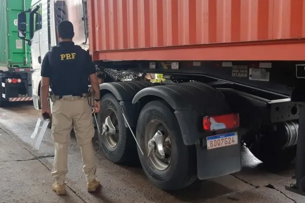 PRF apreende 4 caminhões de caminhoneiros que dirigiam 24 horas sem intervalo