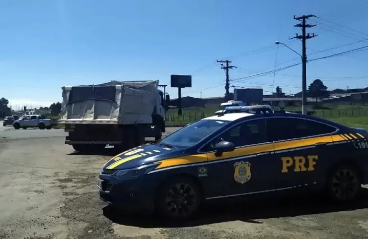 PRF apreende caminhão com 10 toneladas de excesso de peso