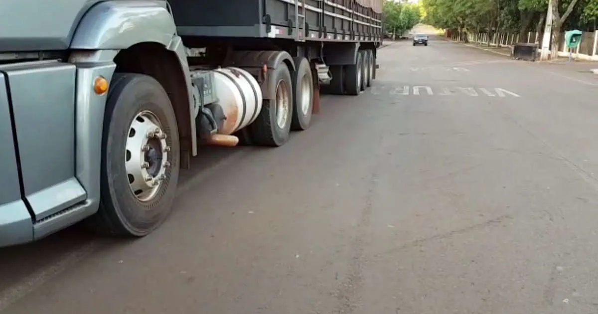 PRF apreende carreta adulterada, caminhoneiro afirma que o veículo é dele há 6 anos