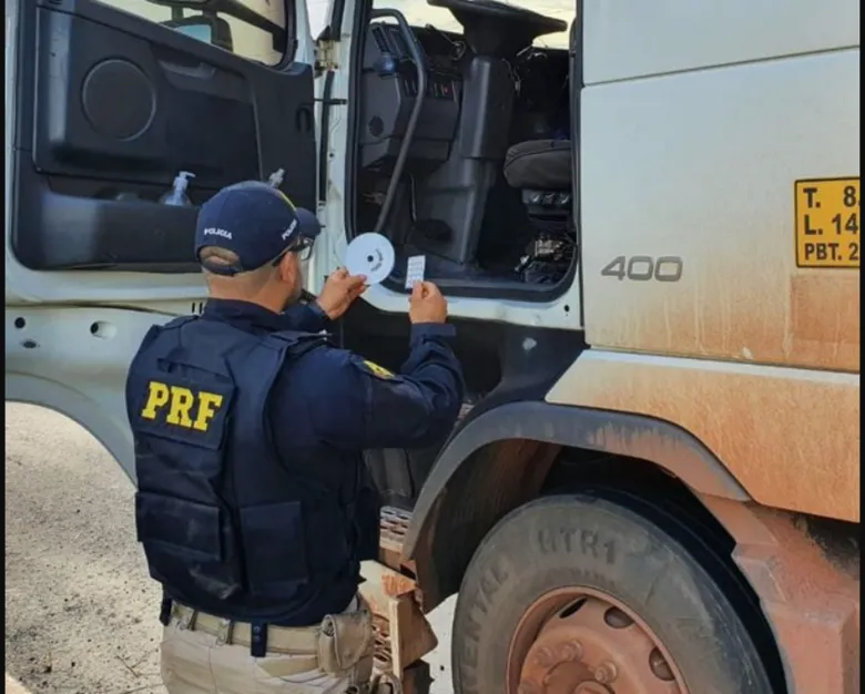 PRF desconfia de caminhoneiro com olhos vermelhos e encontra rebite no caminhão