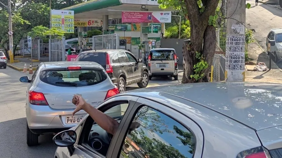 Paralisação de caminhoneiros tanqueiros provoca falta de combustível em BH