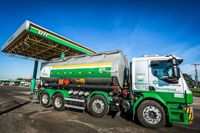 Petrobras tem lucro diário de R$ 495 milhões, enquanto caminhoneiros lutam para abastecer