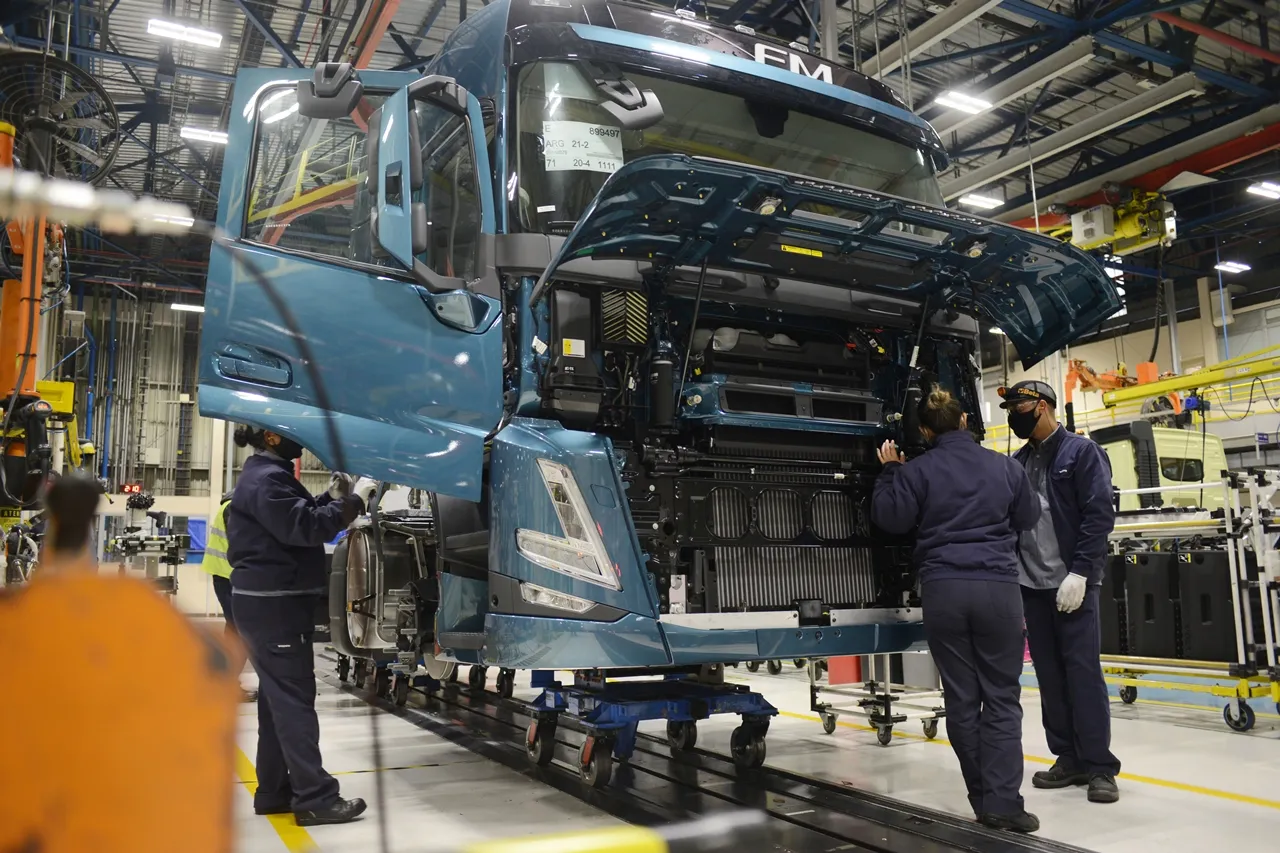Já começou a produção em série no Brasil dos novos caminhões Volvo FH, FM e FMX