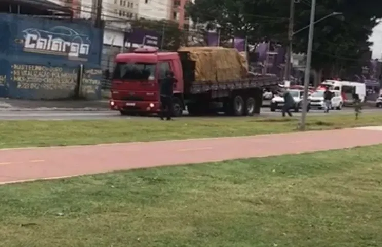 Vídeo: Caminhoneiro transtornado troca tiro com polícia e deixa um baleado