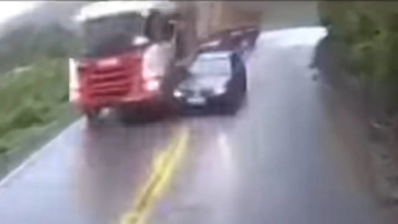 Vídeo: Sem habilitação condutor fecha carreta e criança que estava no carro morre