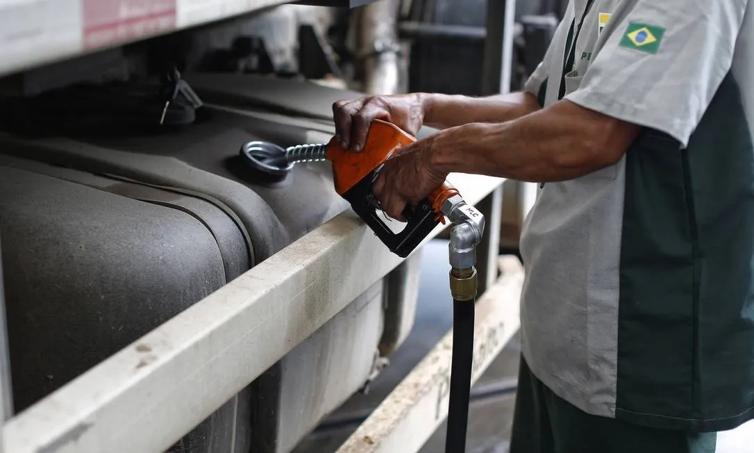 Diesel acumula quinta alta consecutiva e encerra em quase R$ 5,00