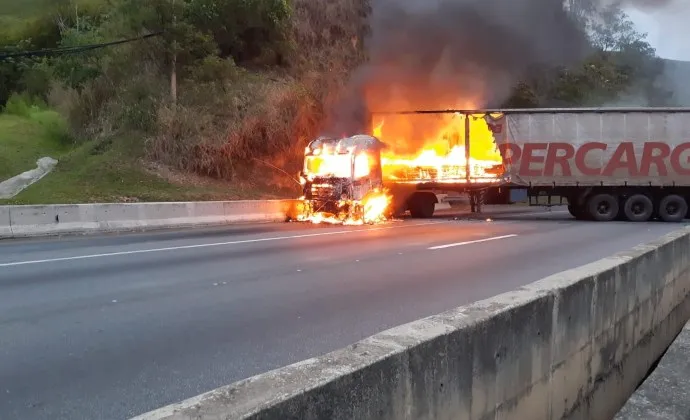 Carreta pega fogo e interdita completamente a pista em Barra Mansa