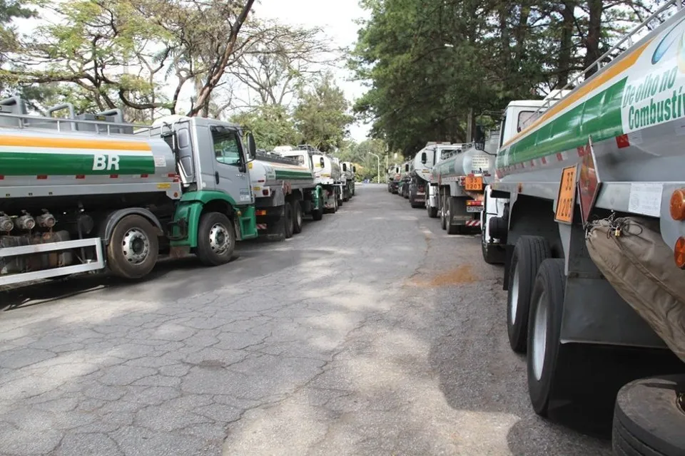 Em Minas Gerais tanqueiros comemoram congelamento do ICMS do diesel