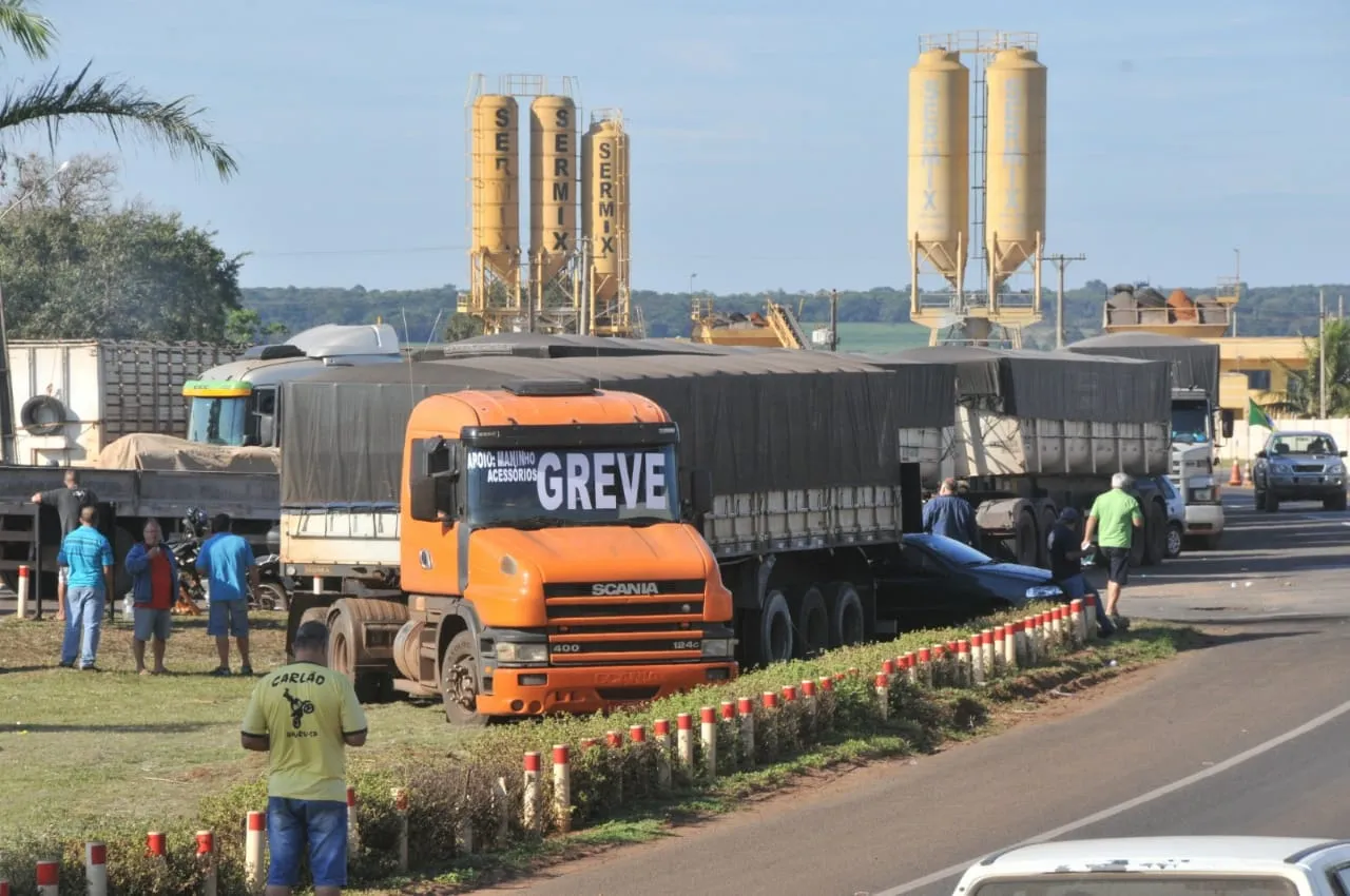 Caminhoneiros vão decidir nesta segunda (16) se haverá paralisação após disparada do diesel