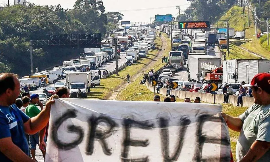 Grupos ligados a Bolsonaro voltam a pressionar por paralisação dos motoristas de caminhão