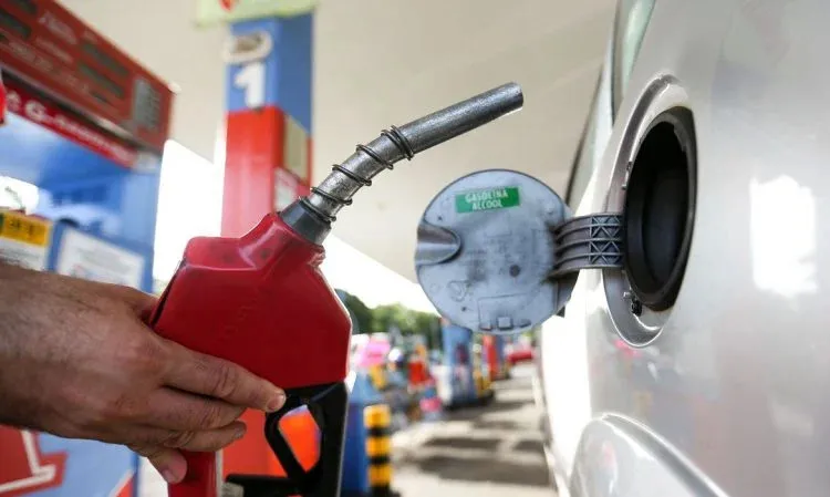 Porque o etanol aumenta tanto se ele é fabricado no Brasil e não têm a influência que tem o barril de petróleo?