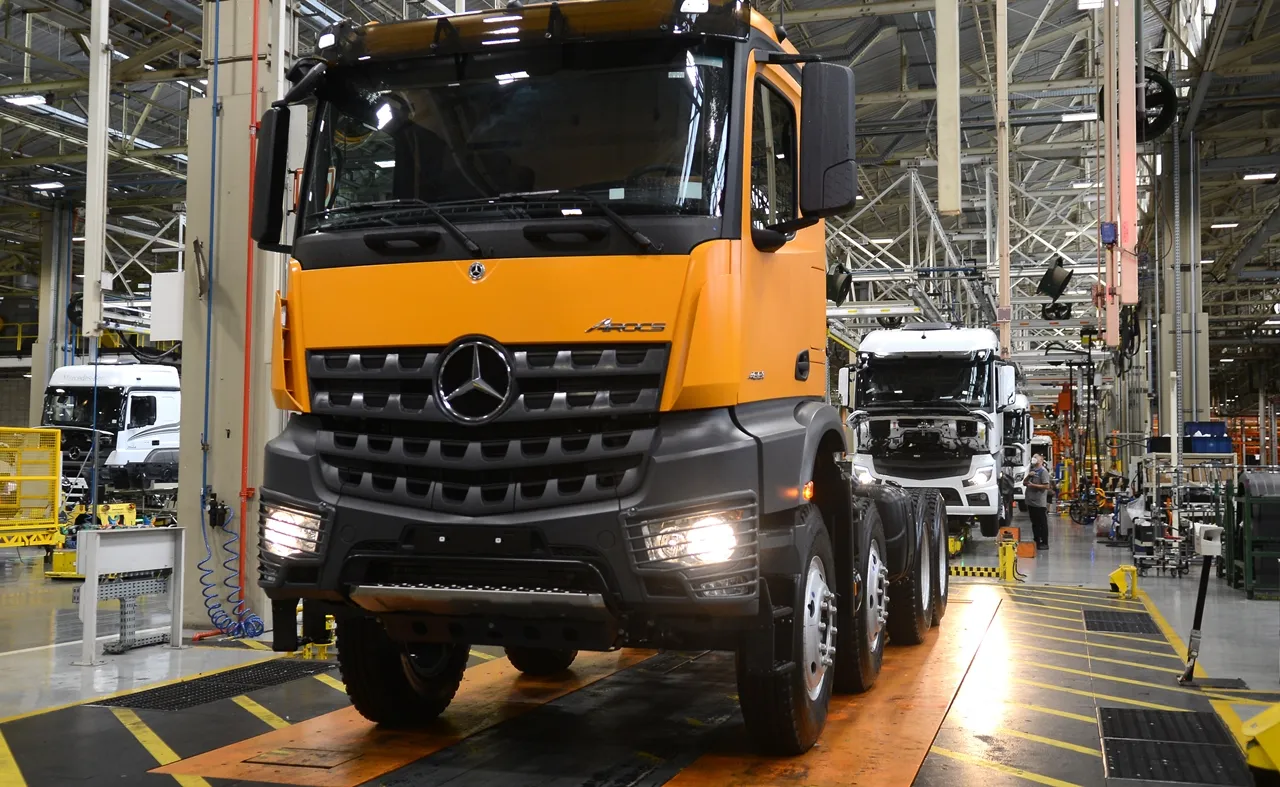 Modelo de caminhão “Arocs” da Mercedes-Benz garante flexibilidade na linha de produção