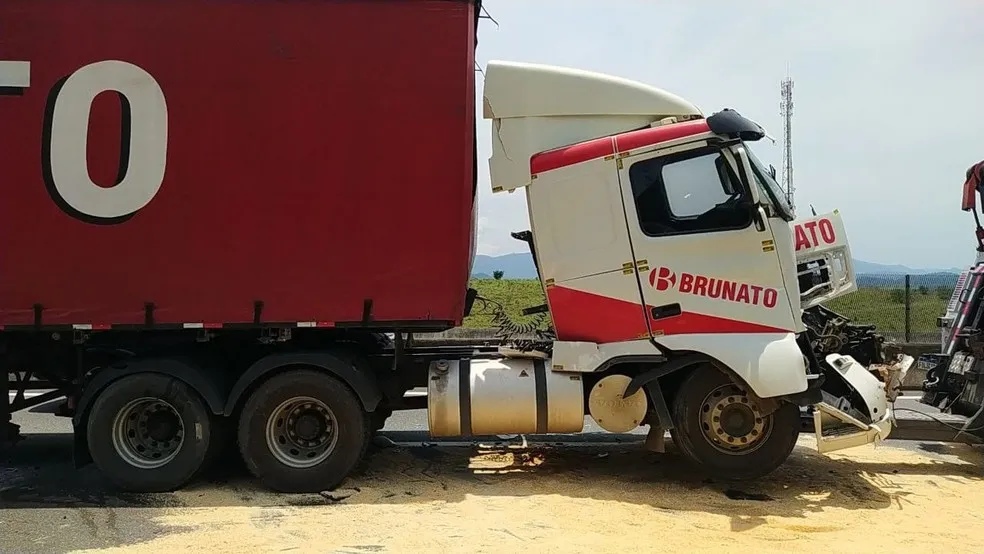 Caminhoneiro se envolve em acidente com caminhão da mesma transportadora