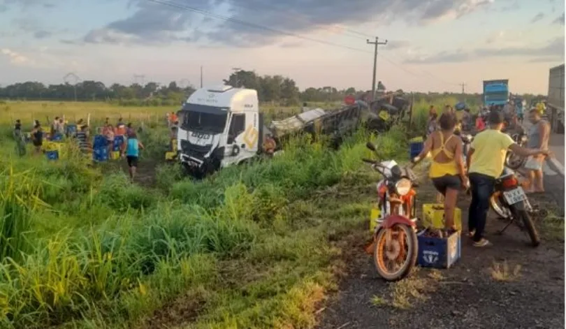 Após carreta colidir com caminhão, todas as duas cargas são saqueadas